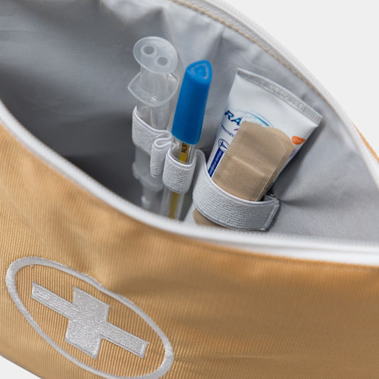 Botiquín, en color Amarillo, para guardar y transportar fácilmente las medicinas de toda tu familia a donde vayas.