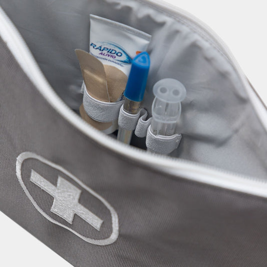 Botiquín, en color Gris, para guardar y transportar fácilmente las medicinas de toda tu familia a donde vayas.
