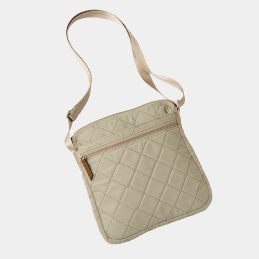 Cross Bag en color Beige. Cartera versátil y cómoda para llevar tus esenciales y los esenciales de tu bebé para una salida rápida al parque, al banco o al súper, donde no necesitas muchas cosas pero debes lista para todo.