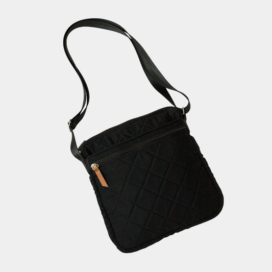Cross Bag en color Negro. Cartera versátil y cómoda para llevar tus esenciales y los esenciales de tu bebé para una salida rápida al parque, al banco o al súper, donde no necesitas muchas cosas pero debes lista para todo.
