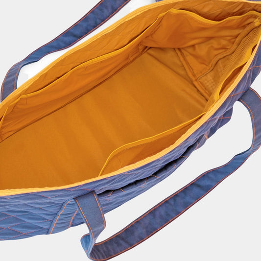 Mom Bag en color Azul con interior Amarillo. Amplio y versátil bolso para utilizar como pañalera, maletín de fin de semana o como bolso de mano para viajes.