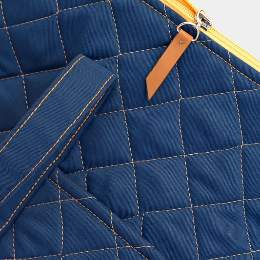 Mom Bag en color Azul con interior Amarillo. Amplio y versátil bolso para utilizar como pañalera, maletín de fin de semana o como bolso de mano para viajes.