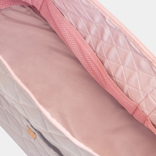 Mom Bag en color Gris con interior Rosado. Amplio y versátil bolso para utilizar como pañalera, maletín de fin de semana o como bolso de mano para viajes.