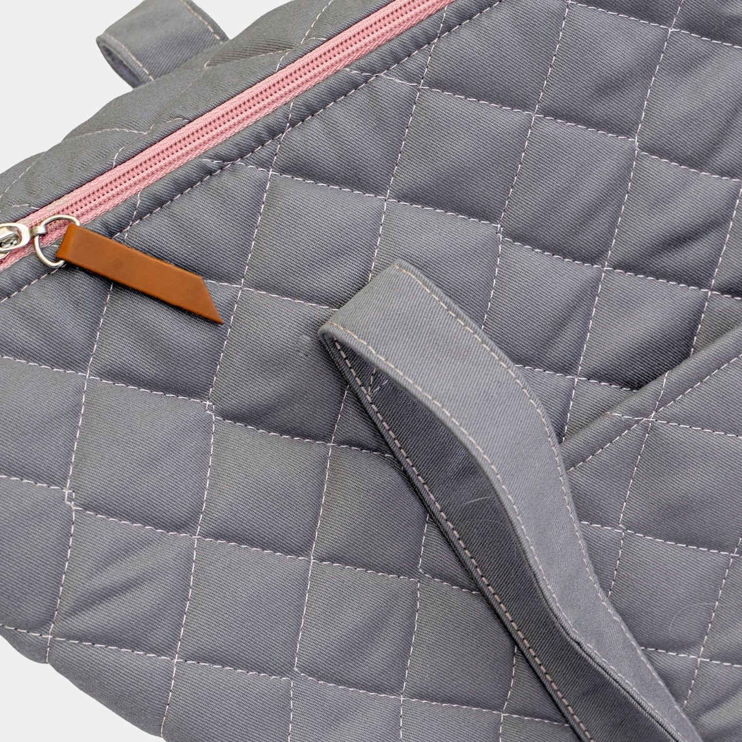 Mom Bag en color Gris con interior Rosado. Amplio y versátil bolso para utilizar como pañalera, maletín de fin de semana o como bolso de mano para viajes.