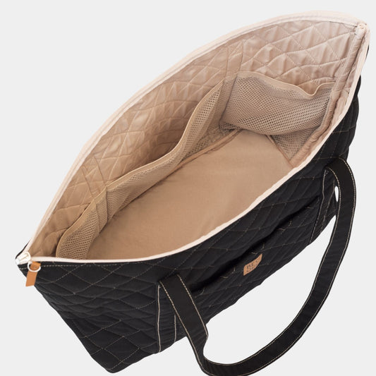 Mom Bag en color Negro con interior Beige. Amplio y versátil bolso para utilizar como pañalera, maletín de fin de semana o como bolso de mano para viajes.