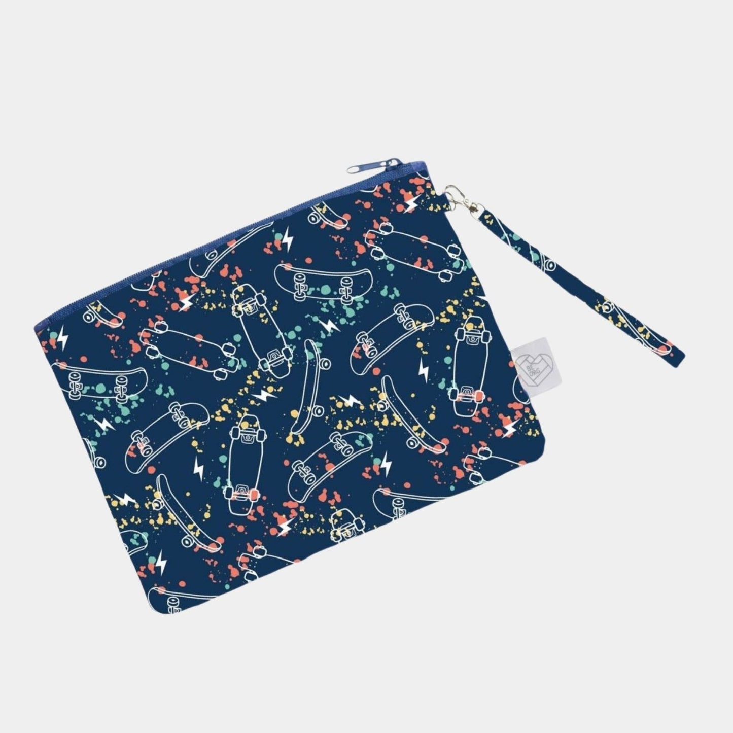 Neceser Básico en print Skates. Transporta todos los accesorios personales o de higiene de tu hijo/a de manera ordenada con un estilo lindo.