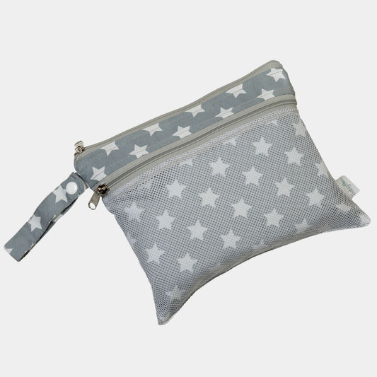 Neceser Express, en print Estrellas, ideal para el cambio de pañal. Compartimiento central almacena 3 a 4 pañales, malla para accesorios y compartimiento especial con acceso directo a los wipes.