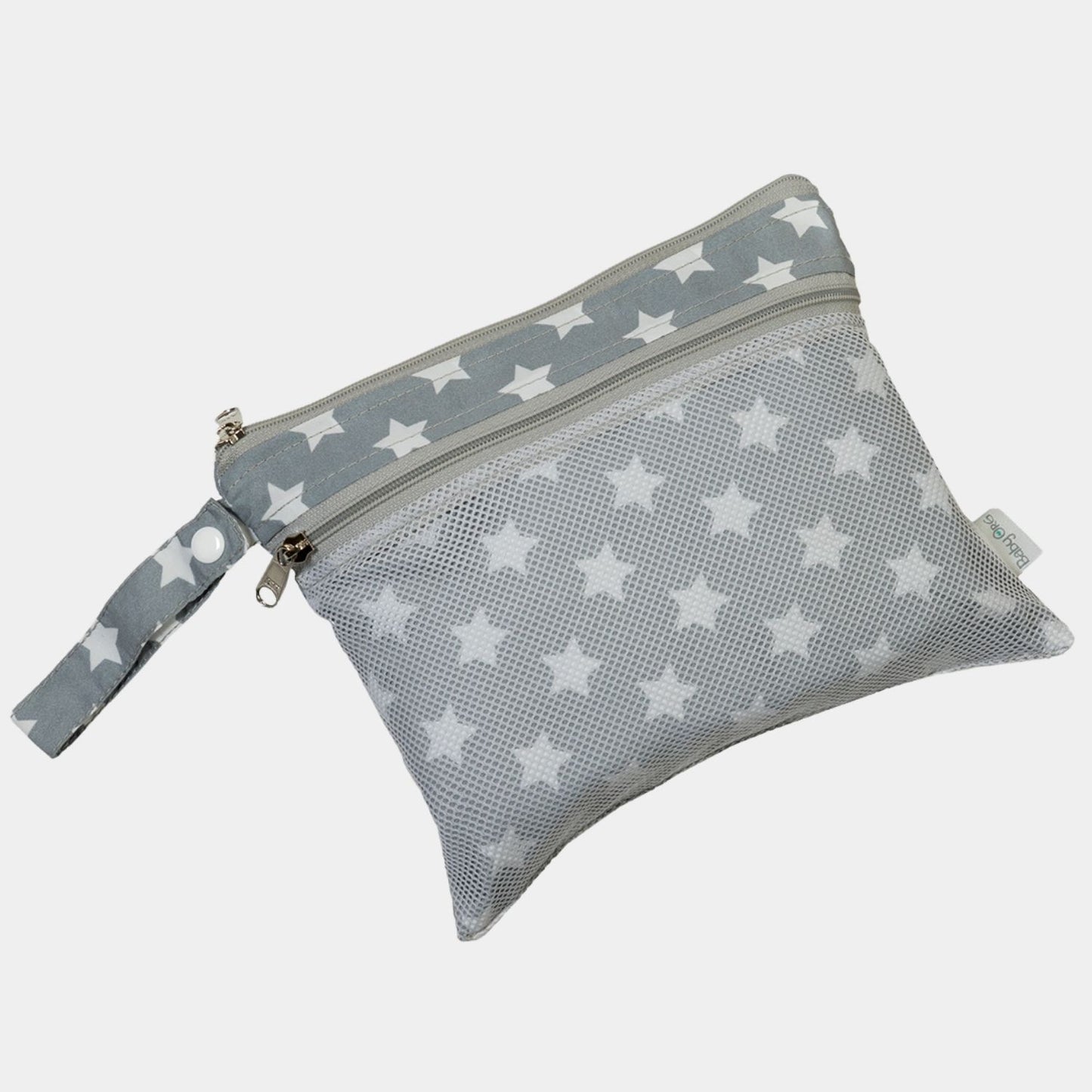 Neceser Express, en print Estrellas, ideal para el cambio de pañal. Compartimiento central almacena 3 a 4 pañales, malla para accesorios y compartimiento especial con acceso directo a los wipes.