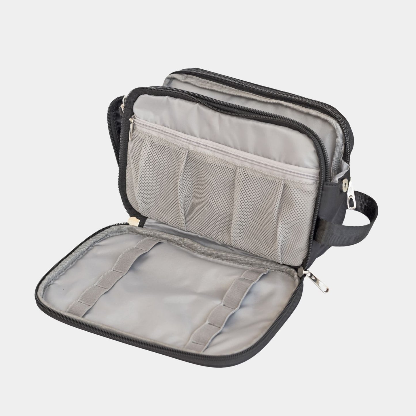 Neceser XL en color Negro, Ya sea para las cosas de mamá o de los niños, este neceser ultra grande, acolchado e impermeble, transporta todos los artículos de baño en un mismo estuche perfectamente ordenados en sus 3 compartimientos.