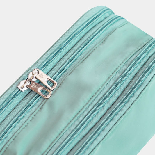 Neceser XL en color Verde Agua, Ya sea para las cosas de mamá o de los niños, este neceser ultra grande, acolchado e impermeble, transporta todos los artículos de baño en un mismo estuche perfectamente ordenados en sus 3 compartimientos.