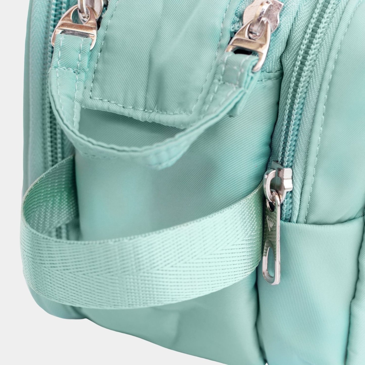 Neceser XL en color Verde Agua, Ya sea para las cosas de mamá o de los niños, este neceser ultra grande, acolchado e impermeble, transporta todos los artículos de baño en un mismo estuche perfectamente ordenados en sus 3 compartimientos.