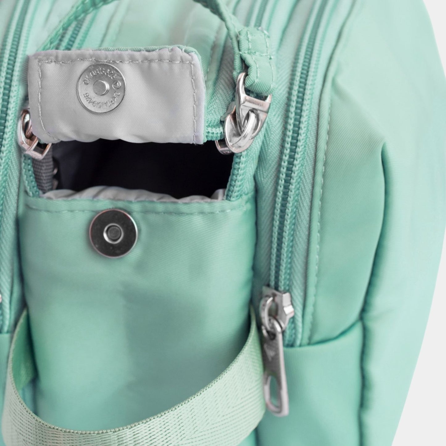 Neceser XL en color Verde Agua, Ya sea para las cosas de mamá o de los niños, este neceser ultra grande, acolchado e impermeble, transporta todos los artículos de baño en un mismo estuche perfectamente ordenados en sus 3 compartimientos.