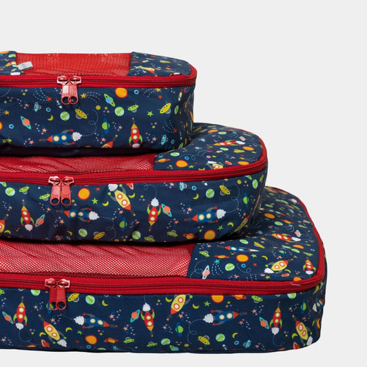 Pack x 3 Organizadores de Ropa en print Cohetes. Transporta o guarda la ropa perfectamente doblada y ordenada en la maleta o en tu clóset. Ahorra espacio y tiempo en empacar/desempacar.