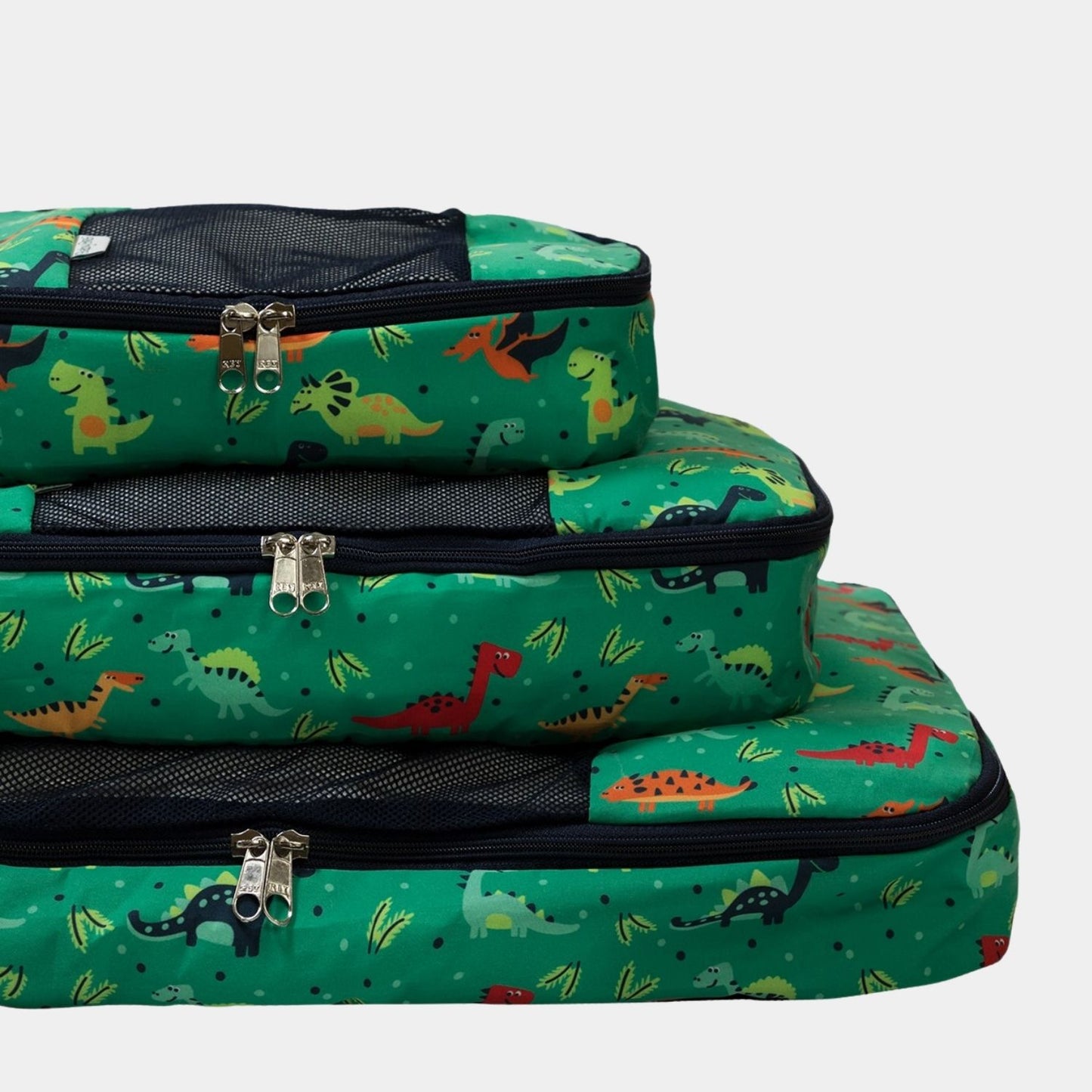 Pack x 3 Organizadores de Ropa en print Dinosaurios. Transporta o guarda la ropa perfectamente doblada y ordenada en la maleta o en tu clóset. Ahorra espacio y tiempo en empacar/desempacar.