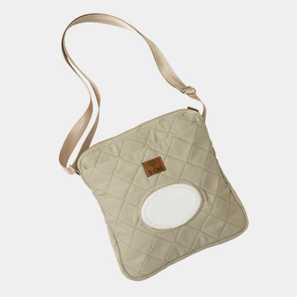 Cross Bag en color Beige. Cartera versátil y cómoda para llevar tus esenciales y los esenciales de tu bebé para una salida rápida al parque, al banco o al súper, donde no necesitas muchas cosas pero debes lista para todo.