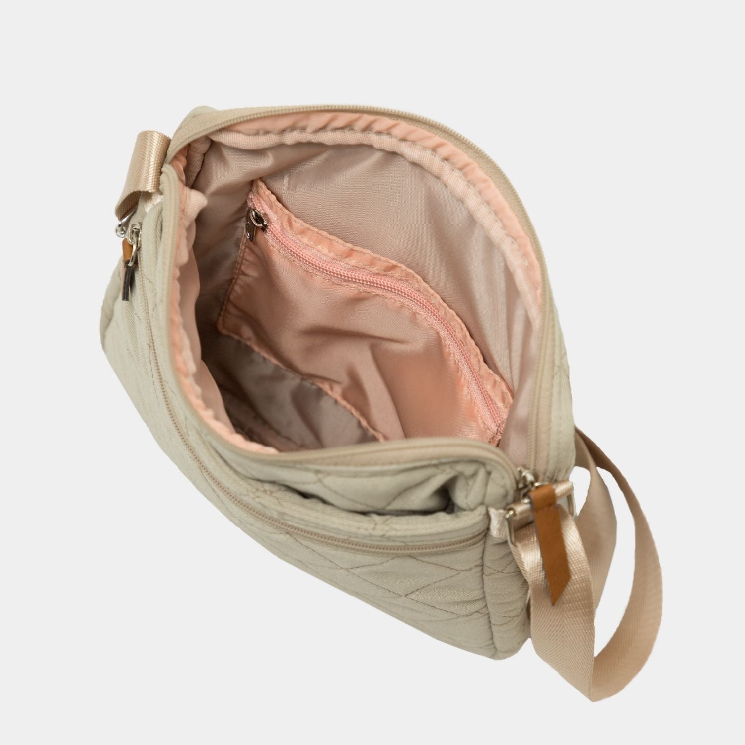 Cross Bag en color Beige. Cartera versátil y cómoda para llevar tus esenciales y los esenciales de tu bebé para una salida rápida al parque, al banco o al súper, donde no necesitas muchas cosas pero debes lista para todo.