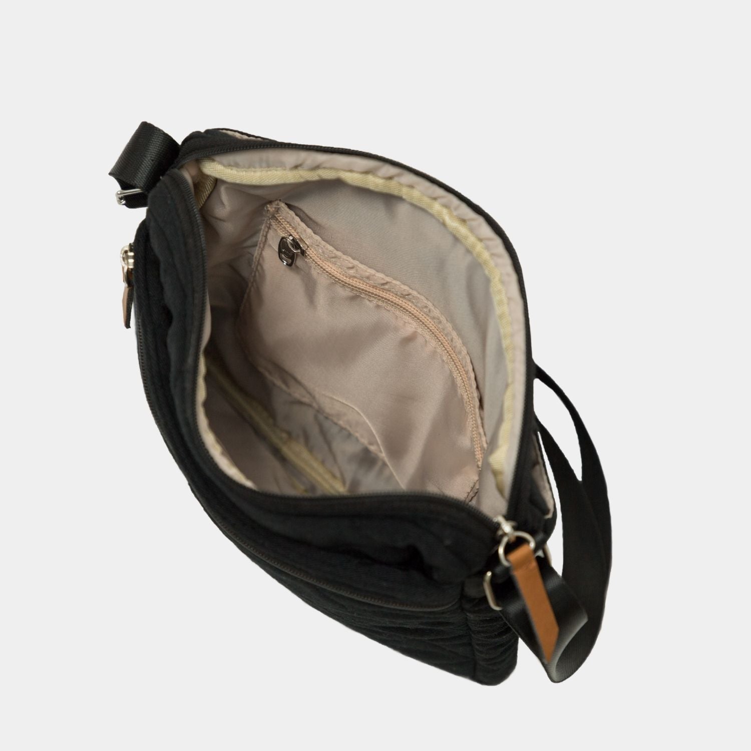 Cross Bag en color Negro. Cartera versátil y cómoda para llevar tus esenciales y los esenciales de tu bebé para una salida rápida al parque, al banco o al súper, donde no necesitas muchas cosas pero debes lista para todo.