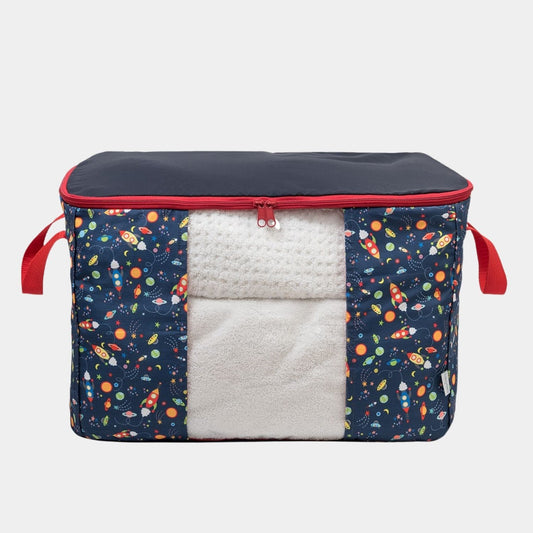 Caja Organizadora en print Cohetes. Organiza la ropa de cama, toallas o ropa de tus hijos de la temporada pasada en cajas de tela que adornan tus ambientes.