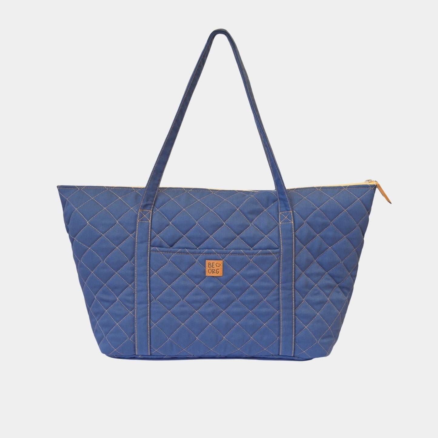 Mom Bag en color Azul con interior Amarillo. Amplio y versátil bolso para utilizar como pañalera, maletín de fin de semana o como bolso de mano para viajes.