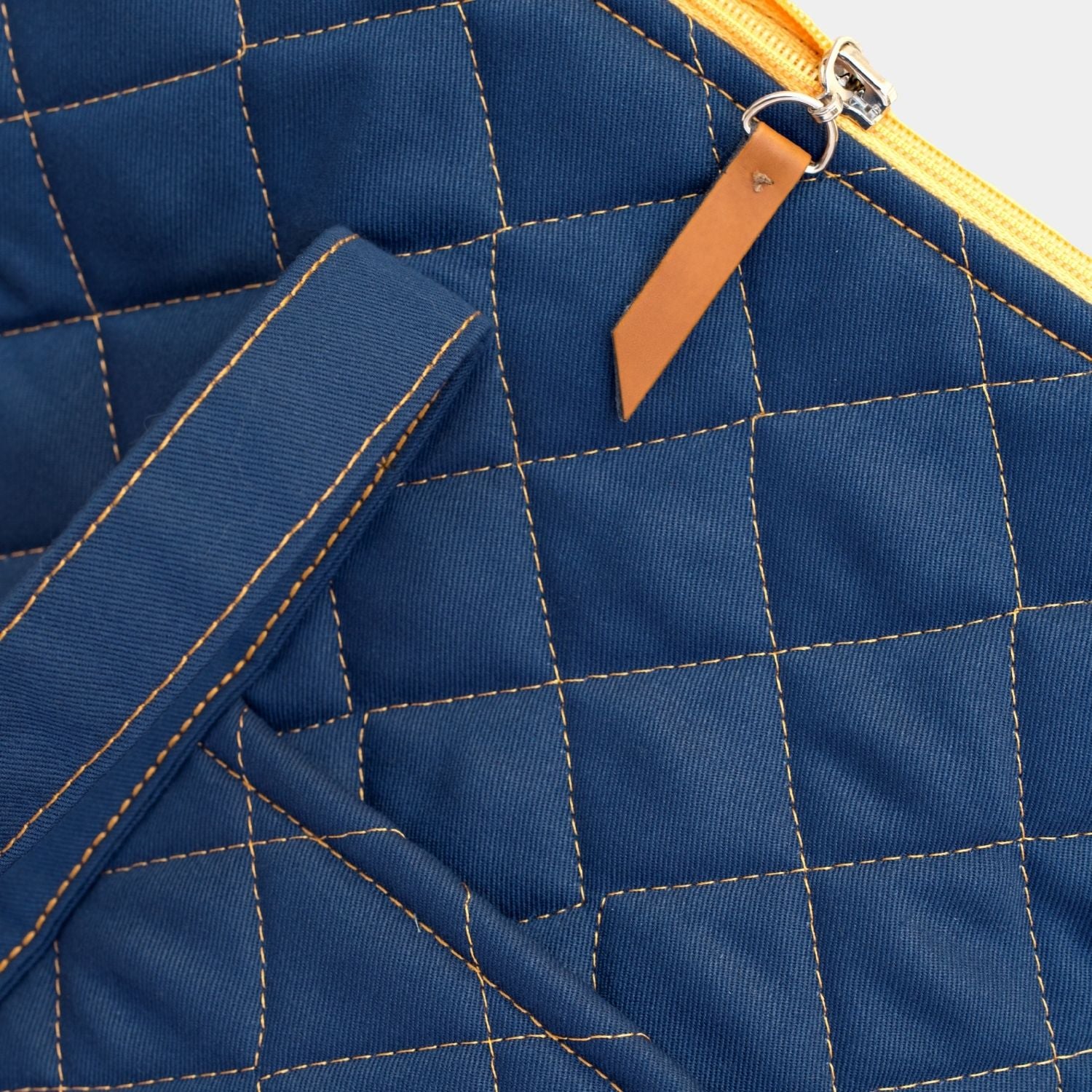 Mom Bag en color Azul con interior Amarillo. Amplio y versátil bolso para utilizar como pañalera, maletín de fin de semana o como bolso de mano para viajes.