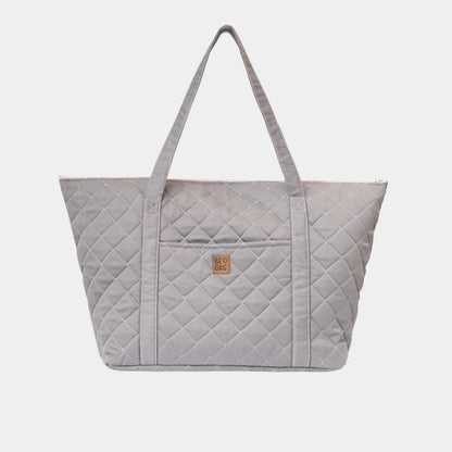 Mom Bag en color Gris con interior Rosado. Amplio y versátil bolso para utilizar como pañalera, maletín de fin de semana o como bolso de mano para viajes.