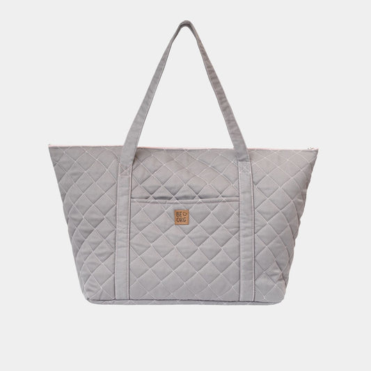 Mom Bag en color Gris con interior Rosado. Amplio y versátil bolso para utilizar como pañalera, maletín de fin de semana o como bolso de mano para viajes.