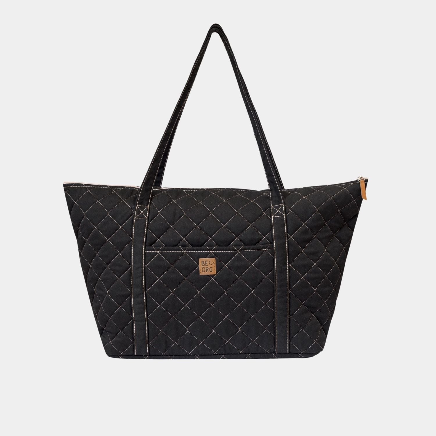 Mom Bag en color Negro con interior Beige. Amplio y versátil bolso para utilizar como pañalera, maletín de fin de semana o como bolso de mano para viajes.