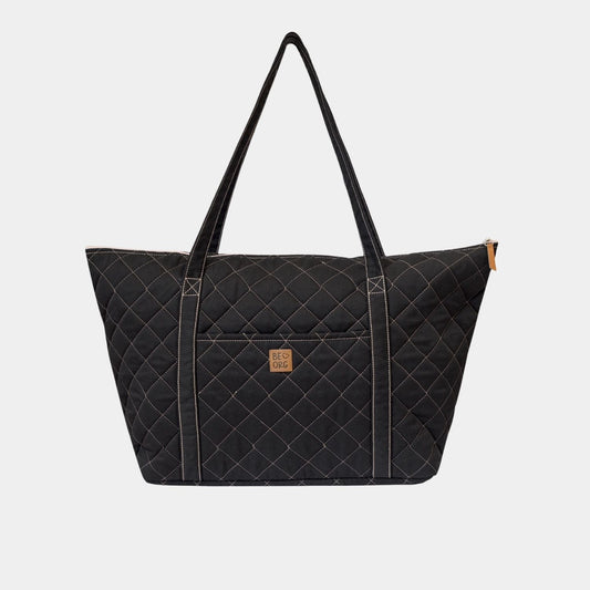 Mom Bag en color Negro con interior Beige. Amplio y versátil bolso para utilizar como pañalera, maletín de fin de semana o como bolso de mano para viajes.