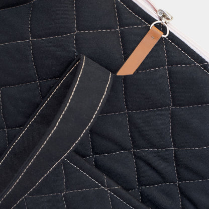 Mom Bag en color Negro con interior Beige. Amplio y versátil bolso para utilizar como pañalera, maletín de fin de semana o como bolso de mano para viajes.