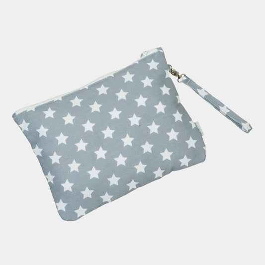 Neceser Básico en print Estrellas. Transporta todos los accesorios personales o de higiene de tu hijo/a de manera ordenada con un estilo lindo.