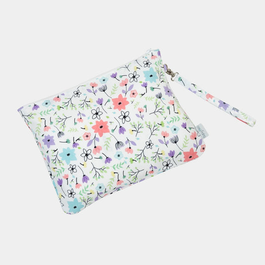 Neceser Básico en print Flores. Transporta todos los accesorios personales o de higiene de tu hijo/a de manera ordenada con un estilo lindo.