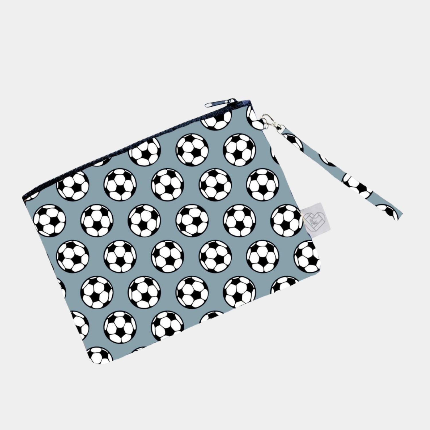 Neceser Básico en print Futbol. Transporta todos los accesorios personales o de higiene de tu hijo/a de manera ordenada con un estilo lindo.