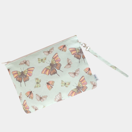 Neceser Básico en print Mariposas. Transporta todos los accesorios personales o de higiene de tu hijo/a de manera ordenada con un estilo lindo.