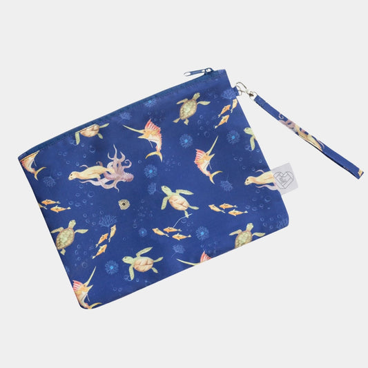 Neceser Básico en print Tortugas Marinas. Transporta todos los accesorios personales o de higiene de tu hijo/a de manera ordenada con un estilo lindo.