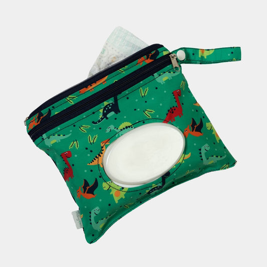 Neceser Express, en print Dinosaurios, ideal para el cambio de pañal. Compartimiento central almacena 3 a 4 pañales, malla para accesorios y compartimiento especial con acceso directo a los wipes.