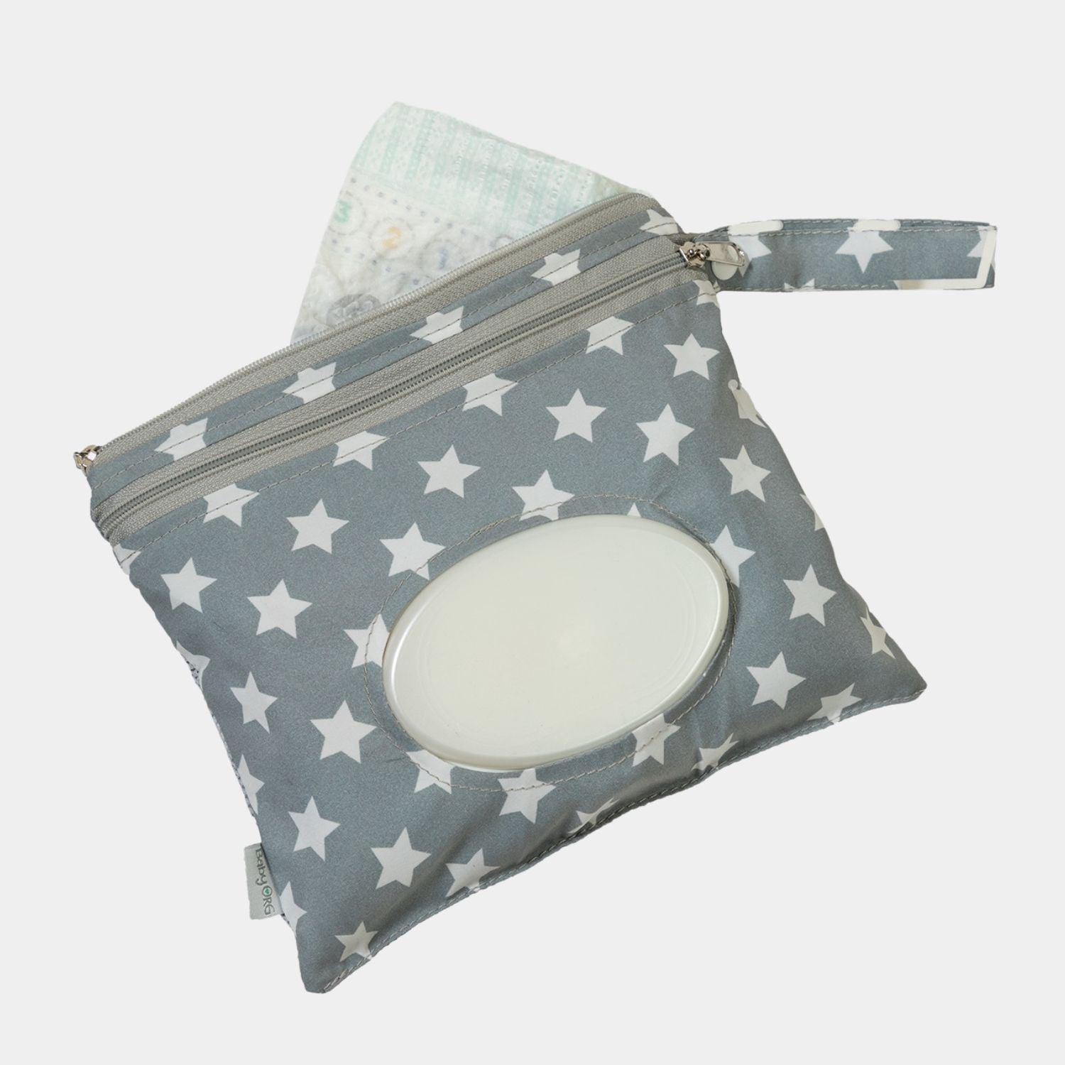 Neceser Express, en print Estrellas, ideal para el cambio de pañal. Compartimiento central almacena 3 a 4 pañales, malla para accesorios y compartimiento especial con acceso directo a los wipes.