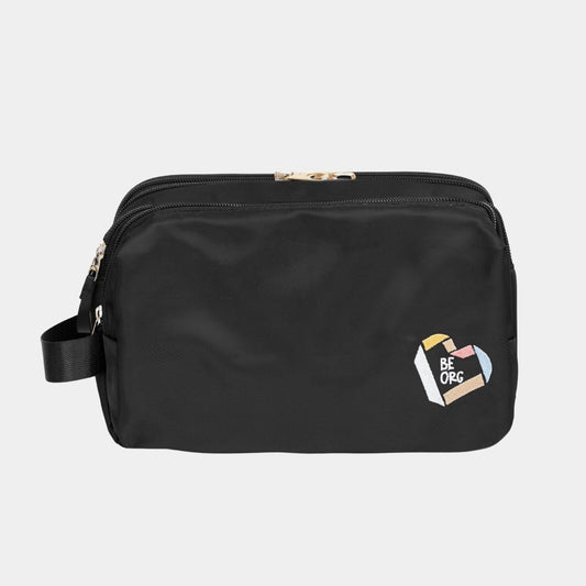 Neceser XL en color Negro, Ya sea para las cosas de mamá o de los niños, este neceser ultra grande, acolchado e impermeble, transporta todos los artículos de baño en un mismo estuche perfectamente ordenados en sus 3 compartimientos.