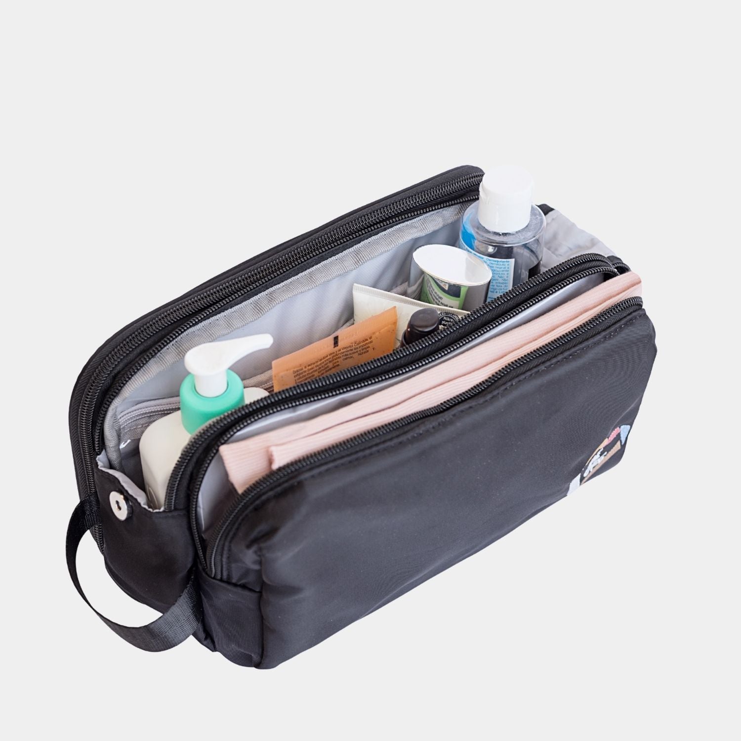 Neceser XL en color Negro, Ya sea para las cosas de mamá o de los niños, este neceser ultra grande, acolchado e impermeble, transporta todos los artículos de baño en un mismo estuche perfectamente ordenados en sus 3 compartimientos.