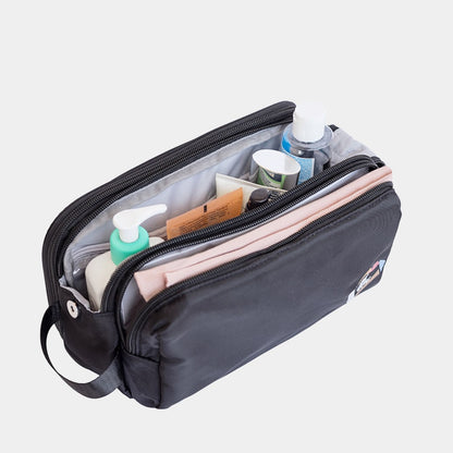 Neceser XL en color Negro, Ya sea para las cosas de mamá o de los niños, este neceser ultra grande, acolchado e impermeble, transporta todos los artículos de baño en un mismo estuche perfectamente ordenados en sus 3 compartimientos.