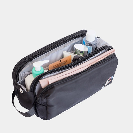 Neceser XL en color Negro, Ya sea para las cosas de mamá o de los niños, este neceser ultra grande, acolchado e impermeble, transporta todos los artículos de baño en un mismo estuche perfectamente ordenados en sus 3 compartimientos.