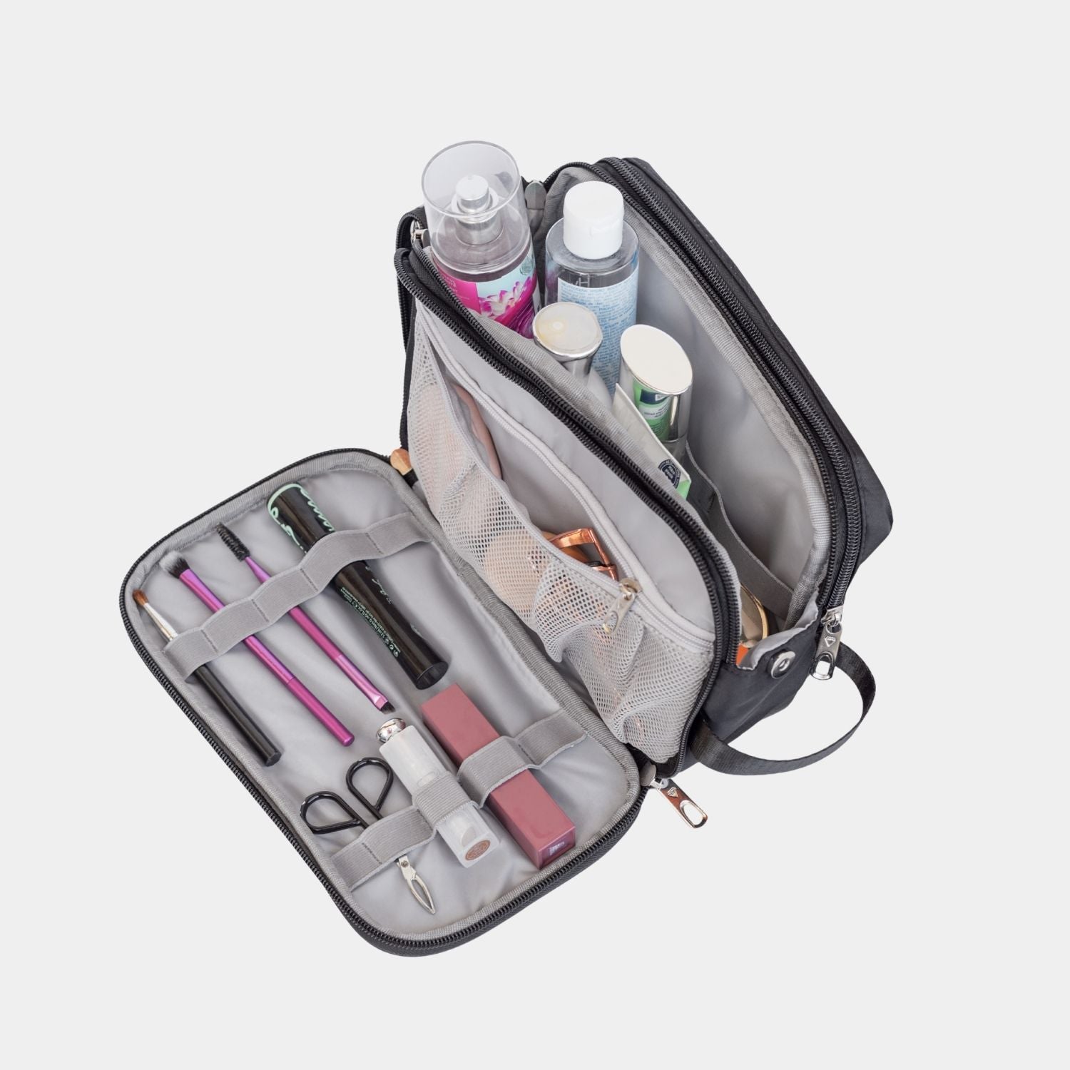 Neceser XL en color Negro, Ya sea para las cosas de mamá o de los niños, este neceser ultra grande, acolchado e impermeble, transporta todos los artículos de baño en un mismo estuche perfectamente ordenados en sus 3 compartimientos.