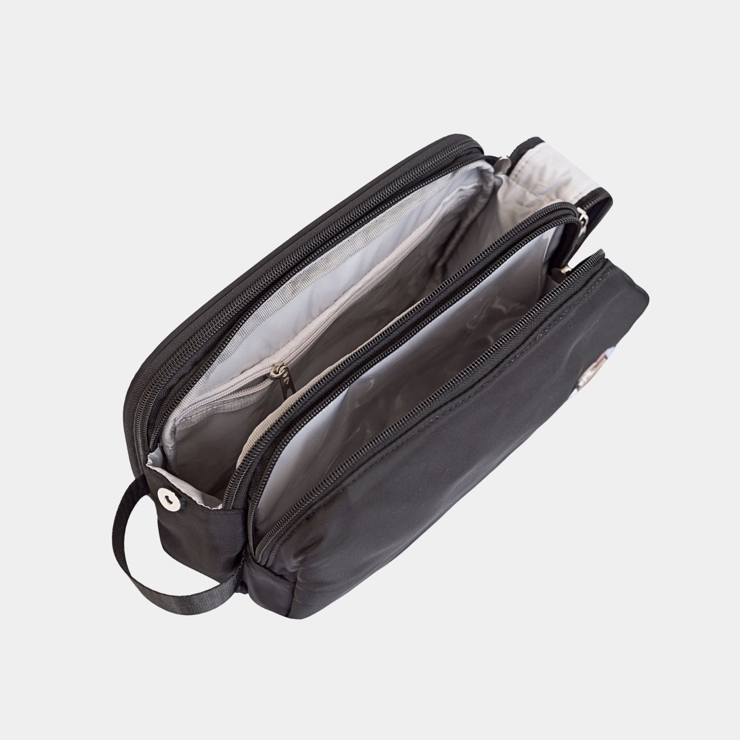 Neceser XL en color Negro, Ya sea para las cosas de mamá o de los niños, este neceser ultra grande, acolchado e impermeble, transporta todos los artículos de baño en un mismo estuche perfectamente ordenados en sus 3 compartimientos.