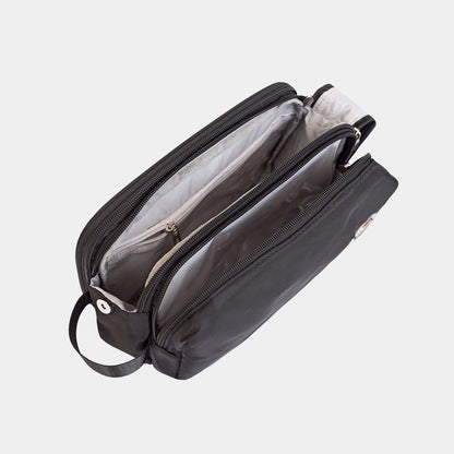 Neceser XL en color Negro, Ya sea para las cosas de mamá o de los niños, este neceser ultra grande, acolchado e impermeble, transporta todos los artículos de baño en un mismo estuche perfectamente ordenados en sus 3 compartimientos.