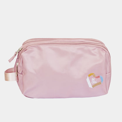 Neceser XL en color Palo Rosa, Ya sea para las cosas de mamá o de los niños, este neceser ultra grande, acolchado e impermeble, transporta todos los artículos de baño en un mismo estuche perfectamente ordenados en sus 3 compartimientos.