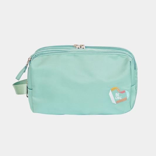 Neceser XL en color Verde Agua, Ya sea para las cosas de mamá o de los niños, este neceser ultra grande, acolchado e impermeble, transporta todos los artículos de baño en un mismo estuche perfectamente ordenados en sus 3 compartimientos.