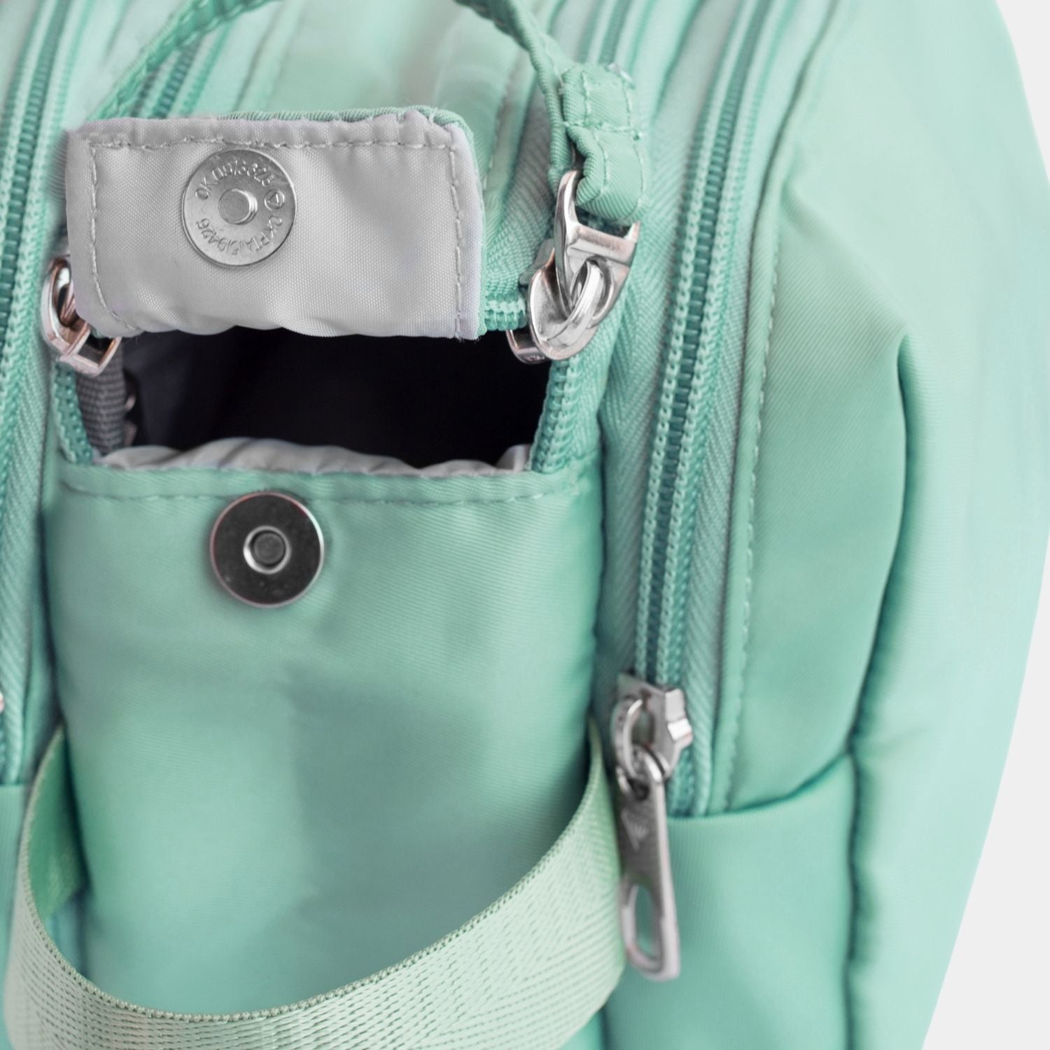 Neceser XL en color Verde Agua, Ya sea para las cosas de mamá o de los niños, este neceser ultra grande, acolchado e impermeble, transporta todos los artículos de baño en un mismo estuche perfectamente ordenados en sus 3 compartimientos.