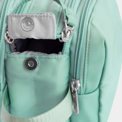 Neceser XL en color Verde Agua, Ya sea para las cosas de mamá o de los niños, este neceser ultra grande, acolchado e impermeble, transporta todos los artículos de baño en un mismo estuche perfectamente ordenados en sus 3 compartimientos.