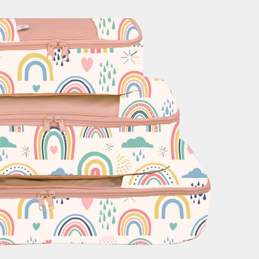 Pack x 3 Organizadores de Ropa en print Arcoiris. Transporta o guarda la ropa perfectamente doblada y ordenada en la maleta o en tu clóset. Ahorra espacio y tiempo en empacar/desempacar.
