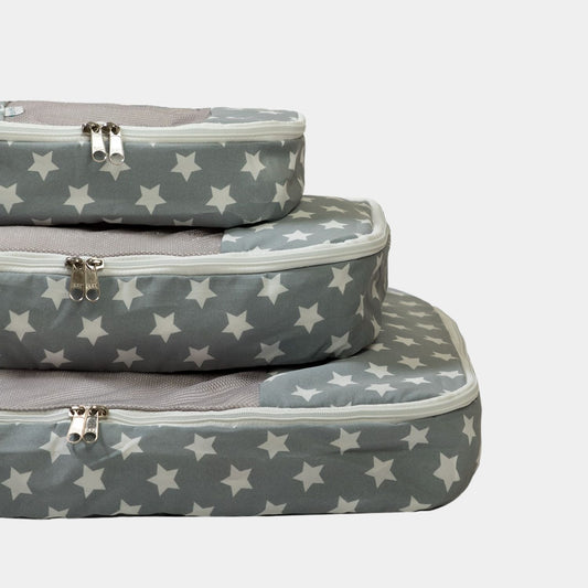 Pack x 3 Organizadores de Ropa en print Estrellas. Transporta o guarda la ropa perfectamente doblada y ordenada en la maleta o en tu clóset. Ahorra espacio y tiempo en empacar/desempacar.
